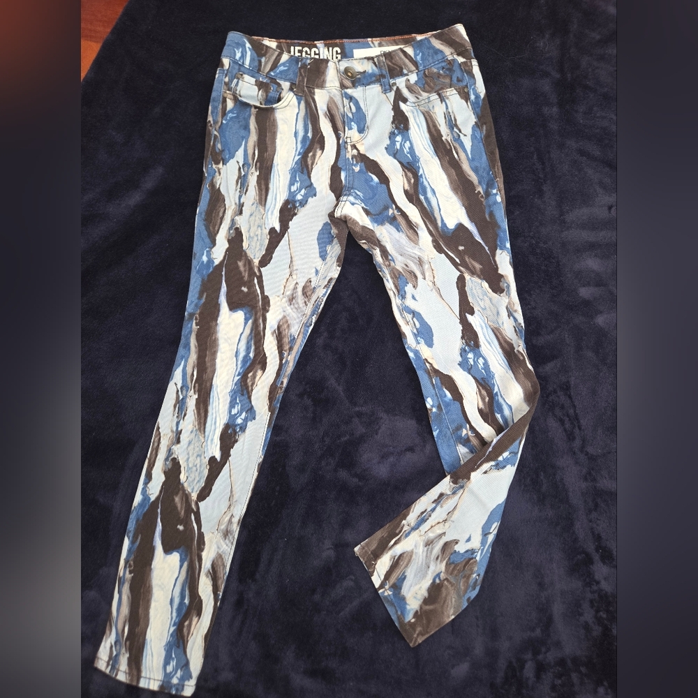 EUC DKNY JEANS/JEGGINGS Abstract Print Jeans. SIZE 4